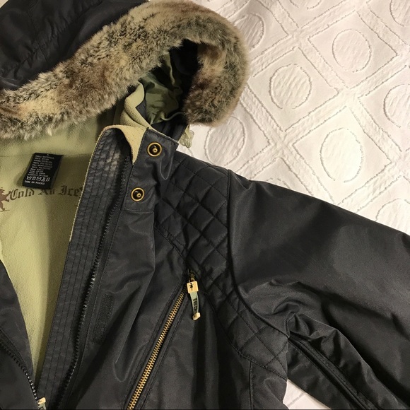 Black Snowboard Jacket: Cold as Ice! - Picture 3 of 3